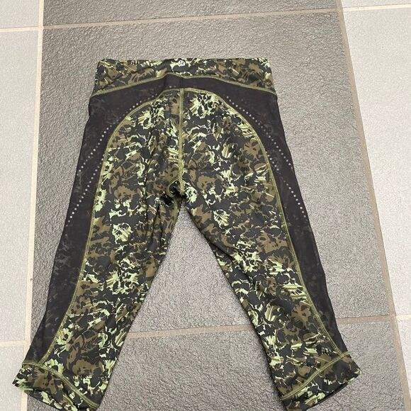 Lululemon Stop At Nothing Crop Green Army Print leggings - Picture 9 of 9